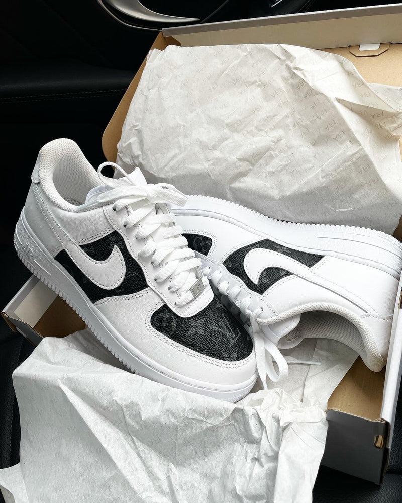 Air Force 1 - White | Black • Mon